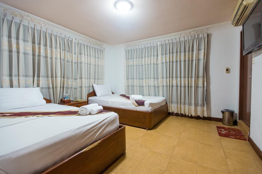 Flamingos Hotel Phnom Penh Bagian luar foto